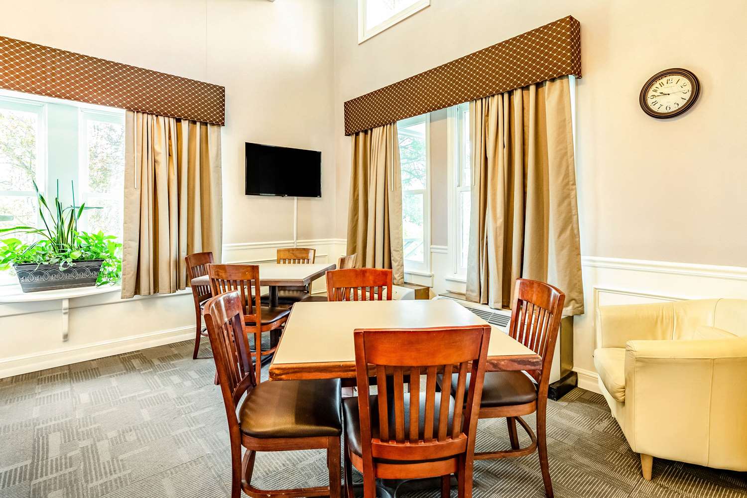 Econo Lodge Inn & Suites Radford-Blacksburg Area 8/14