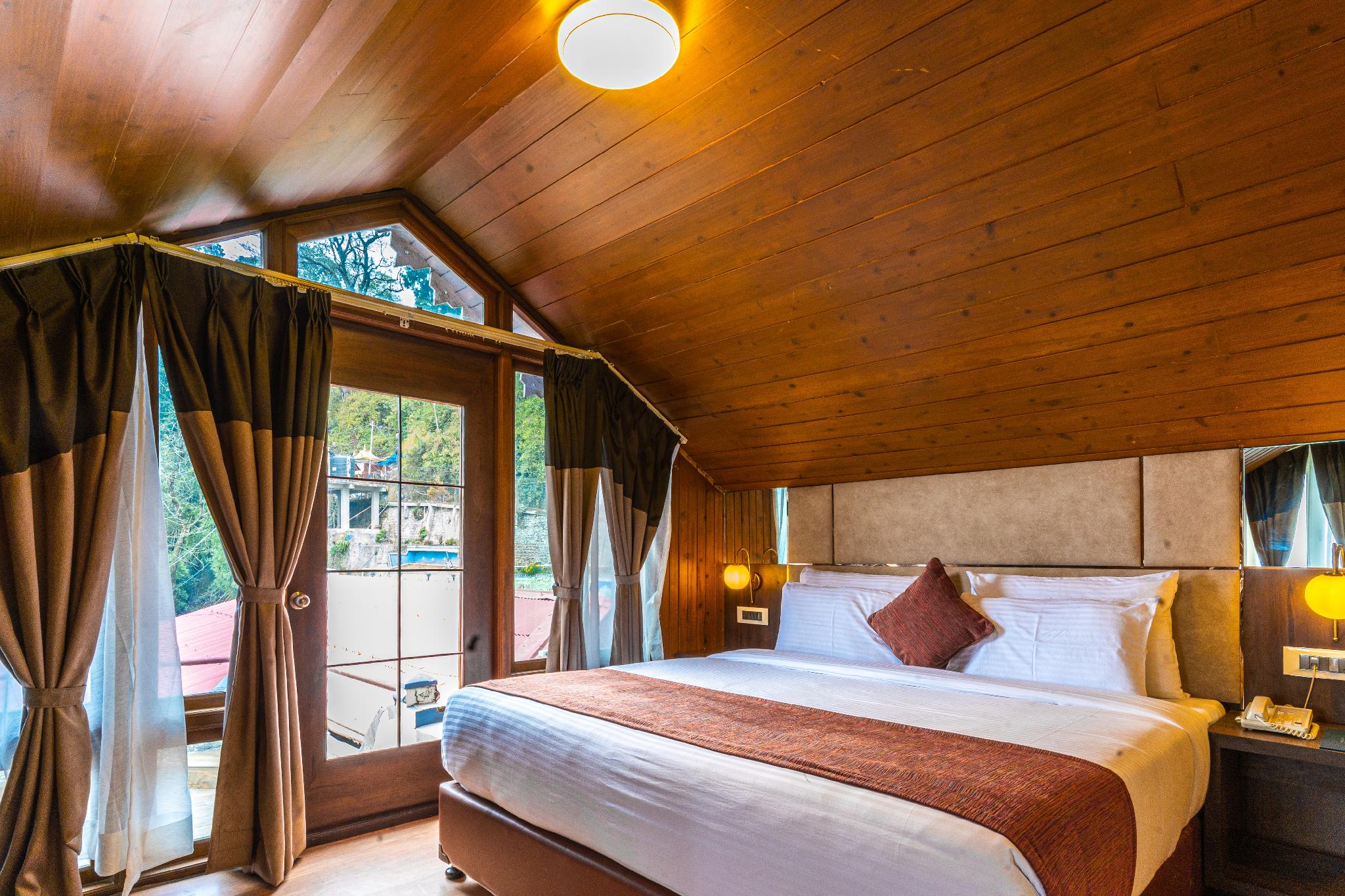 Room, Queen Bed, Attic