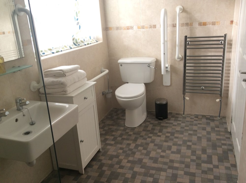 Manor Guest House 50/50