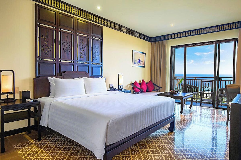 PREMIER, SUITE, KING BED, BALCONY