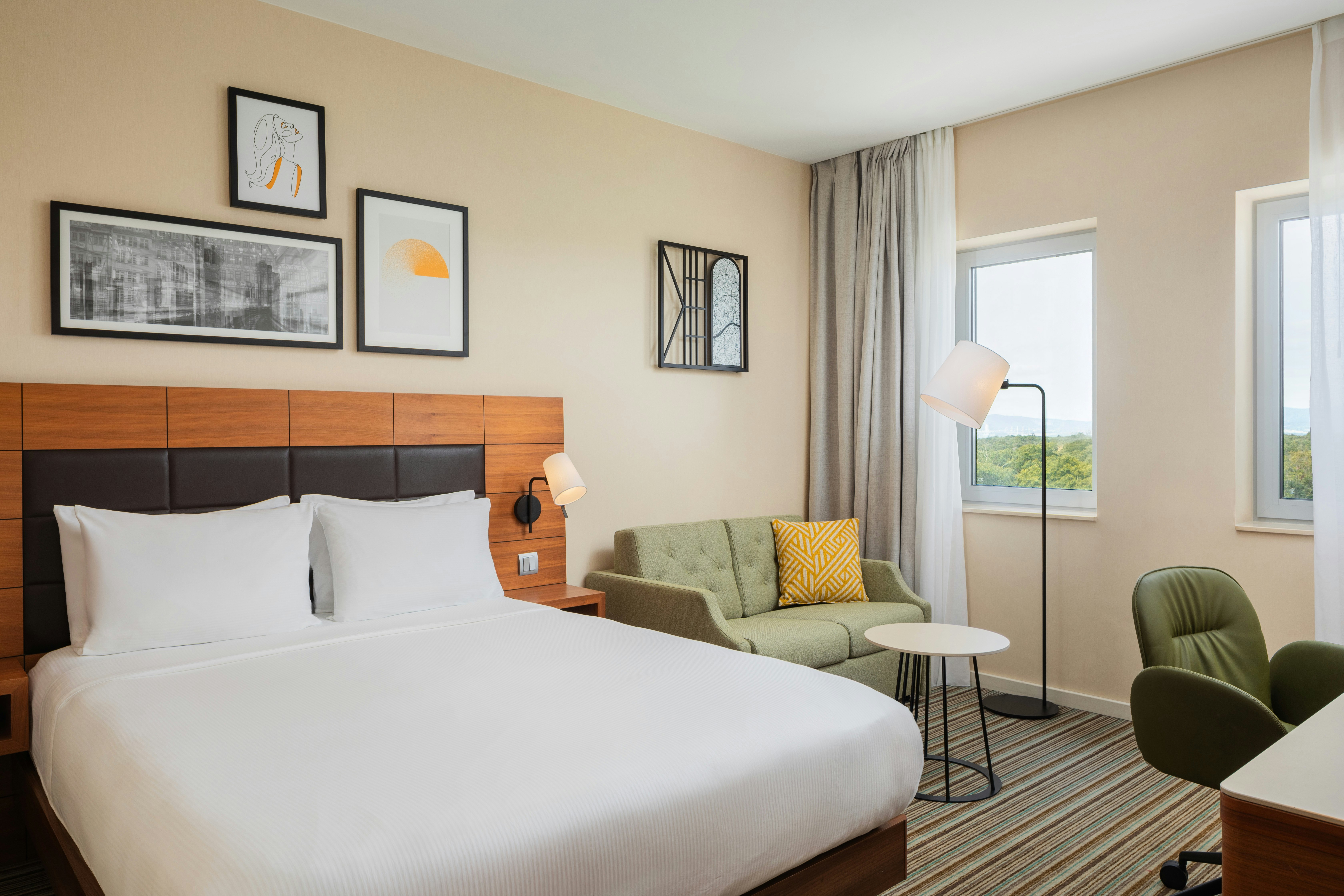 ROOM, QUEEN BED, SOFA