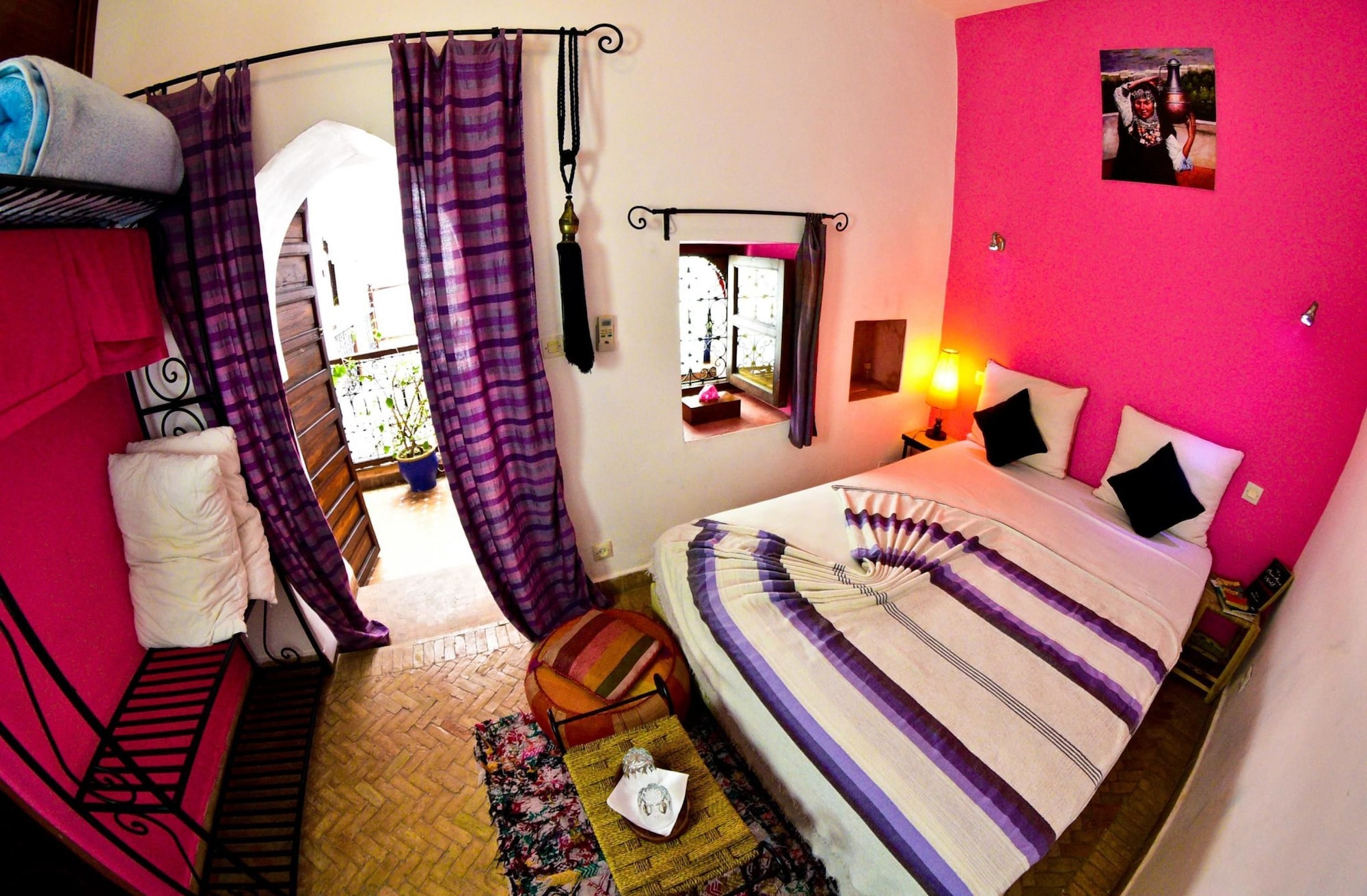 Classic, Queen Bed, Courtyard View, Courtyard Area
