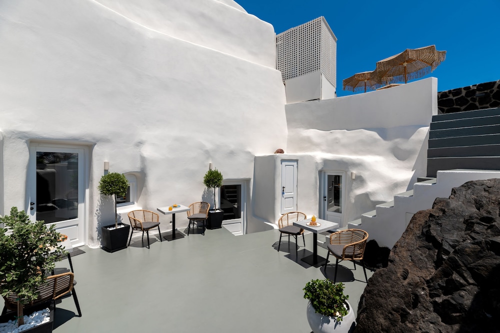 TWENTY ONE SUITES 58/60