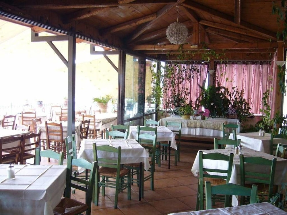 Aiolos Hotel 32/42