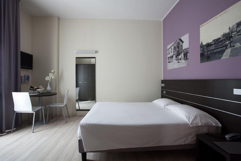 Vienna Hotel 8/56