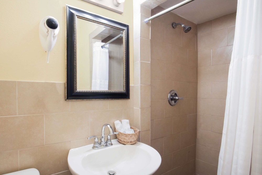 Executive Inn and Kitchenette Suites 28/34
