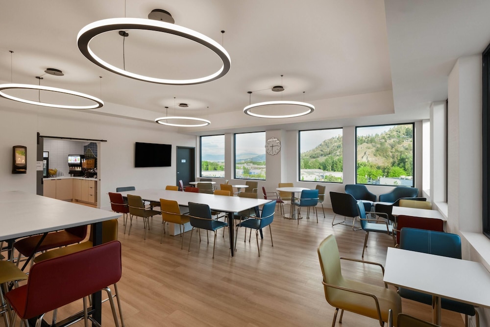 La Quinta Inn & Suites by Wyndham Kelowna BC 36/51
