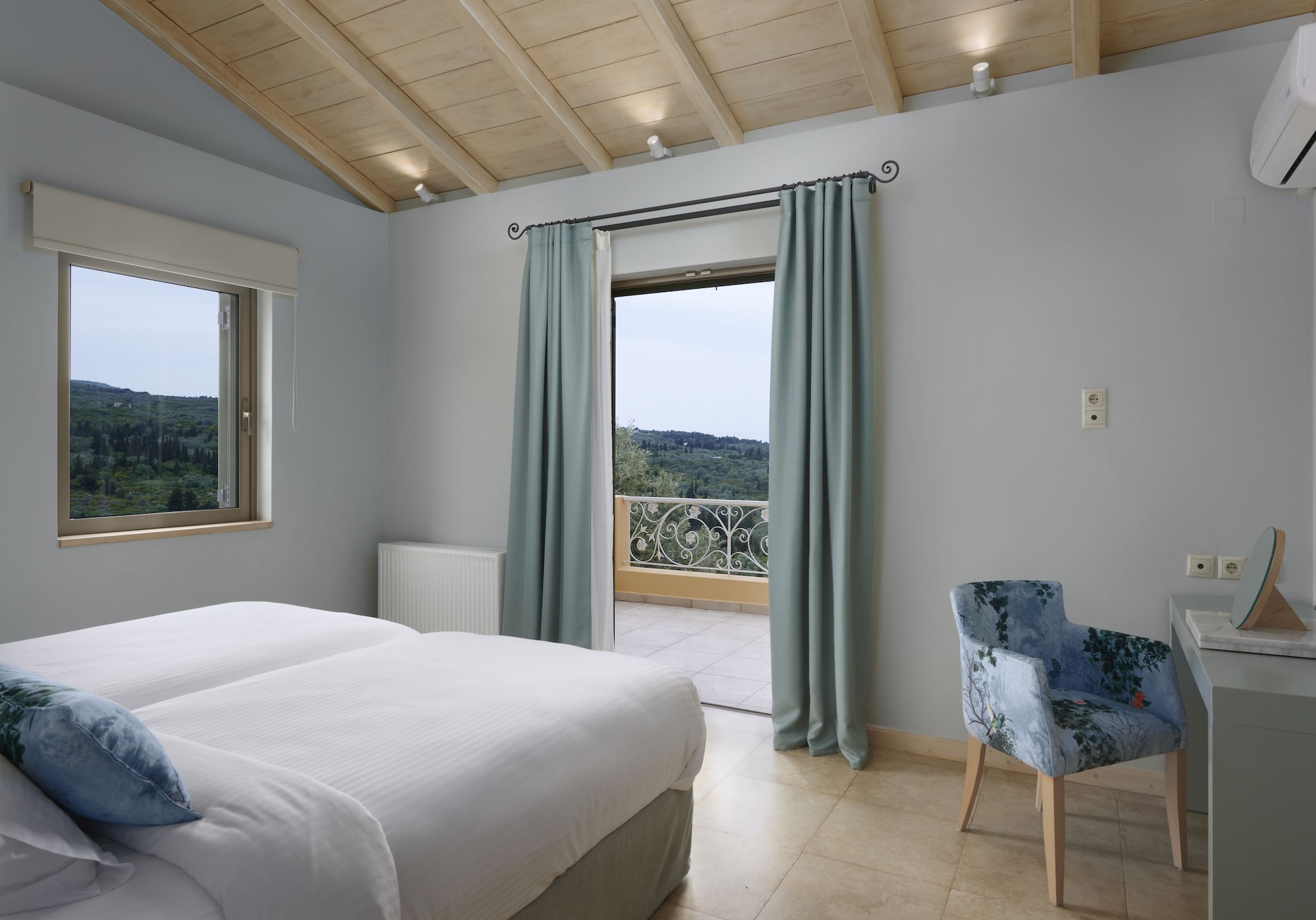 3 BEDROOMS, GRAND, VILLA, PRIVATE HEATED POOL