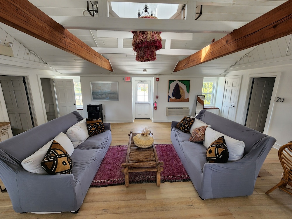 Shelter Harbor Inn 39/72