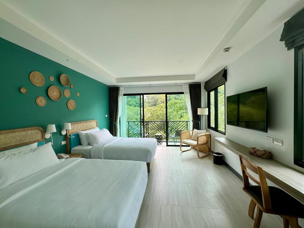 Premium, Mountain and Pool View