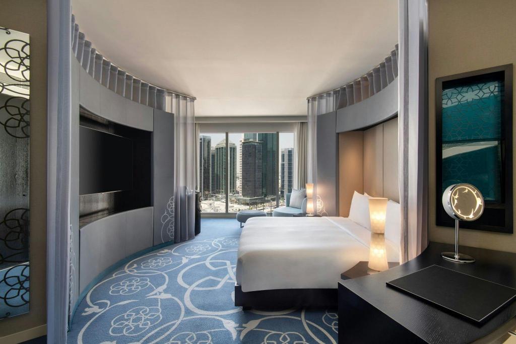 Guest Room, Premier, King Bed, Partial Sea View, High Floor