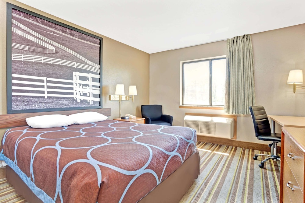 Comfortable, Queen Bed، Super 8 by Wyndham Louisville Airport 2/5