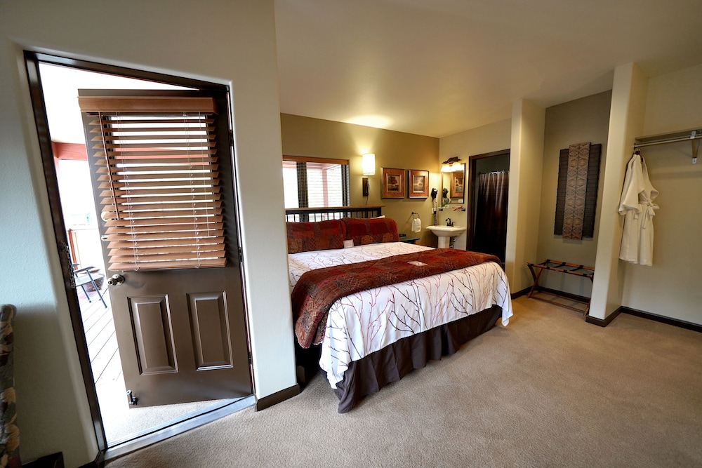 Premium, King Bed, Mountain Side, Mountain View