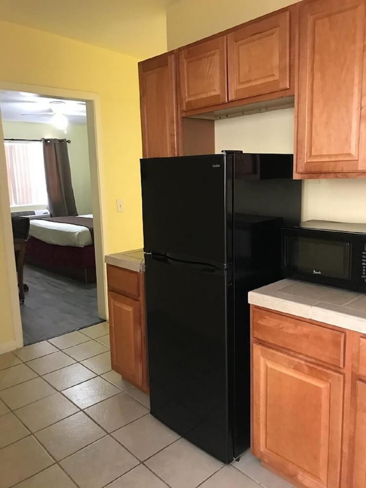 Europa Inn & Suites 3/40