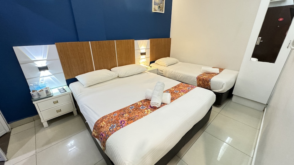 ROOM, TRIPLE, NO WINDOW