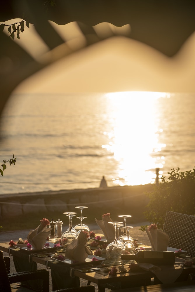 SIDE BEACH CLUB 28/33