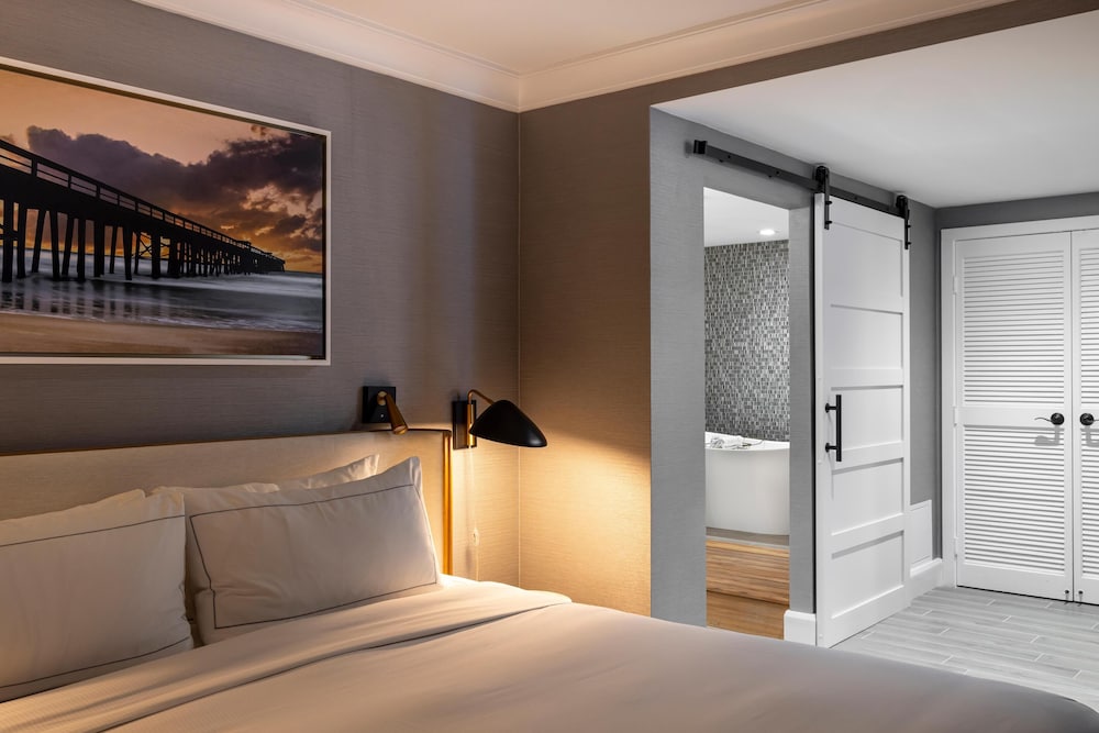 Tower, Huntington, Deluxe, Suite, Double Bed, Balcony, Accessible