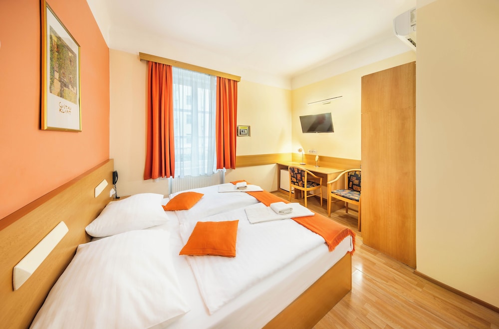 ROOM, DOUBLE BED