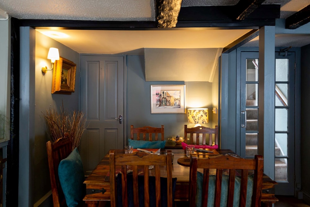 Queens Head Hotel 45/51