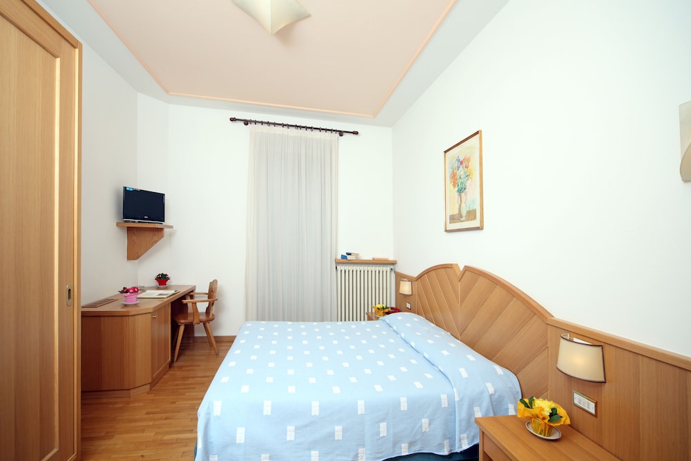 Hotel Pinzolo Dolomiti 56/76