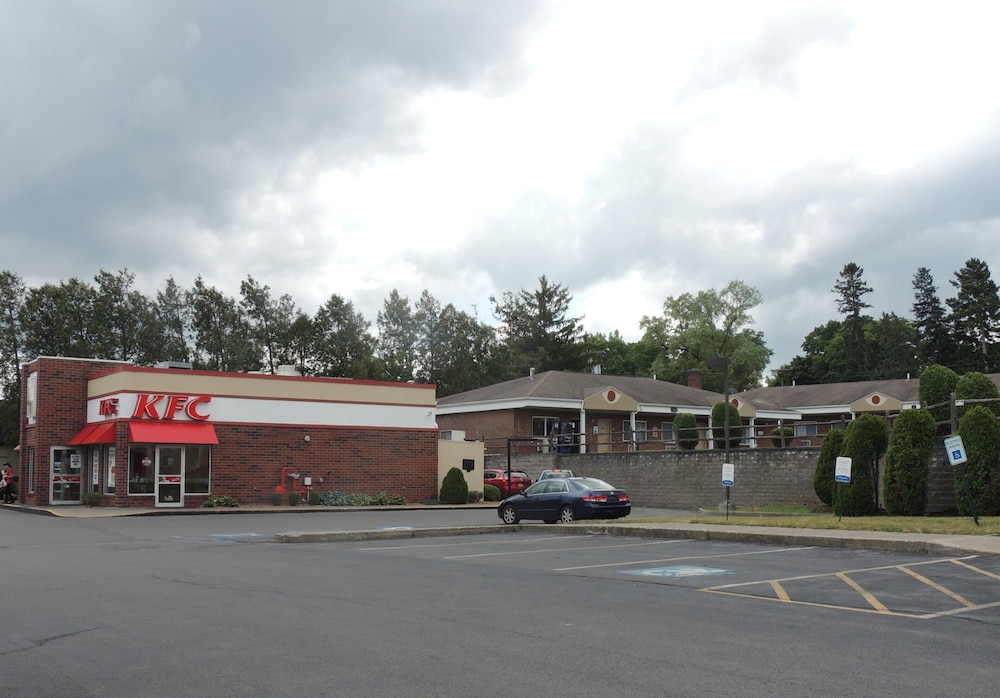 Econo Lodge Dewitt I-90 5/33
