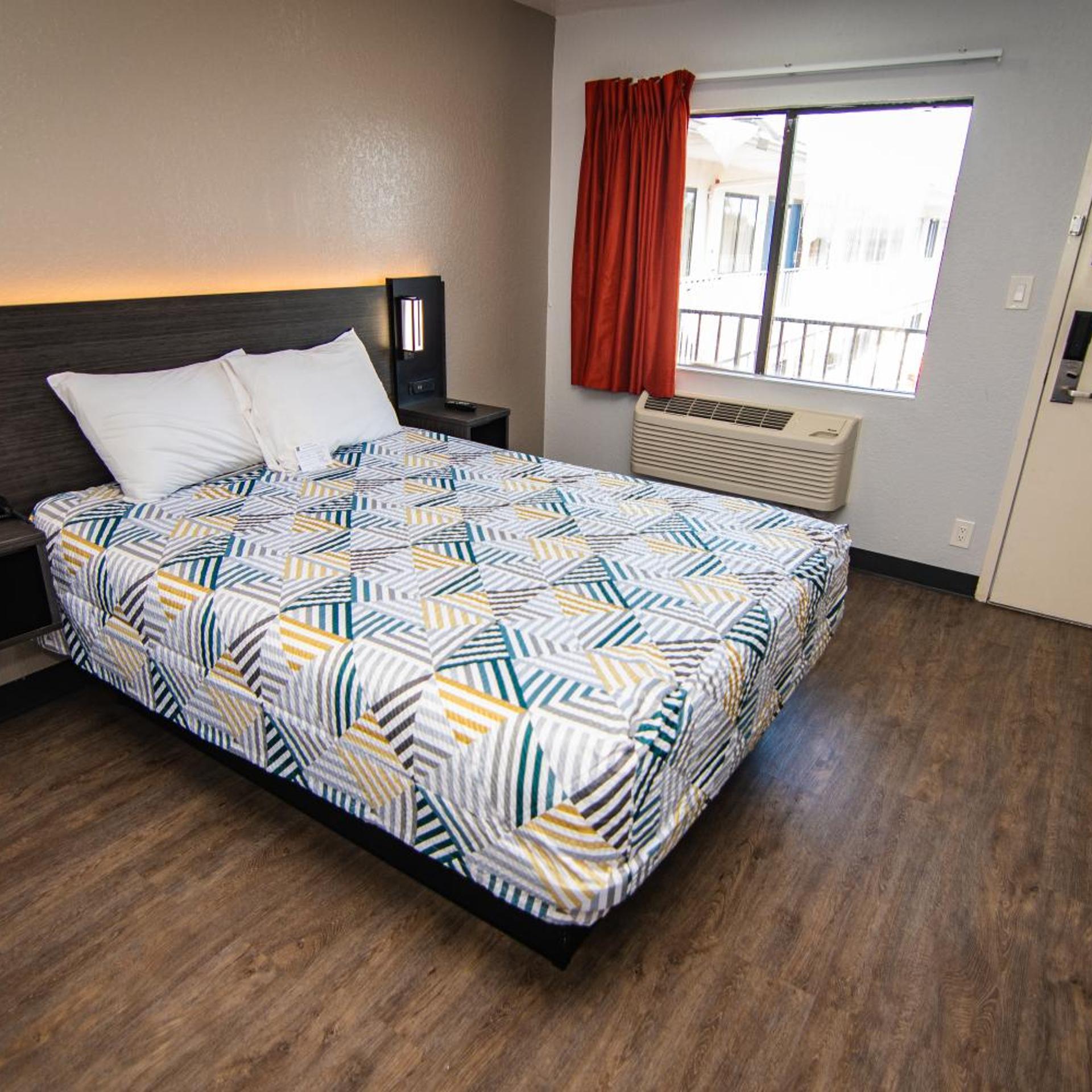 1 Queen Bed ADA/Tub 2/10