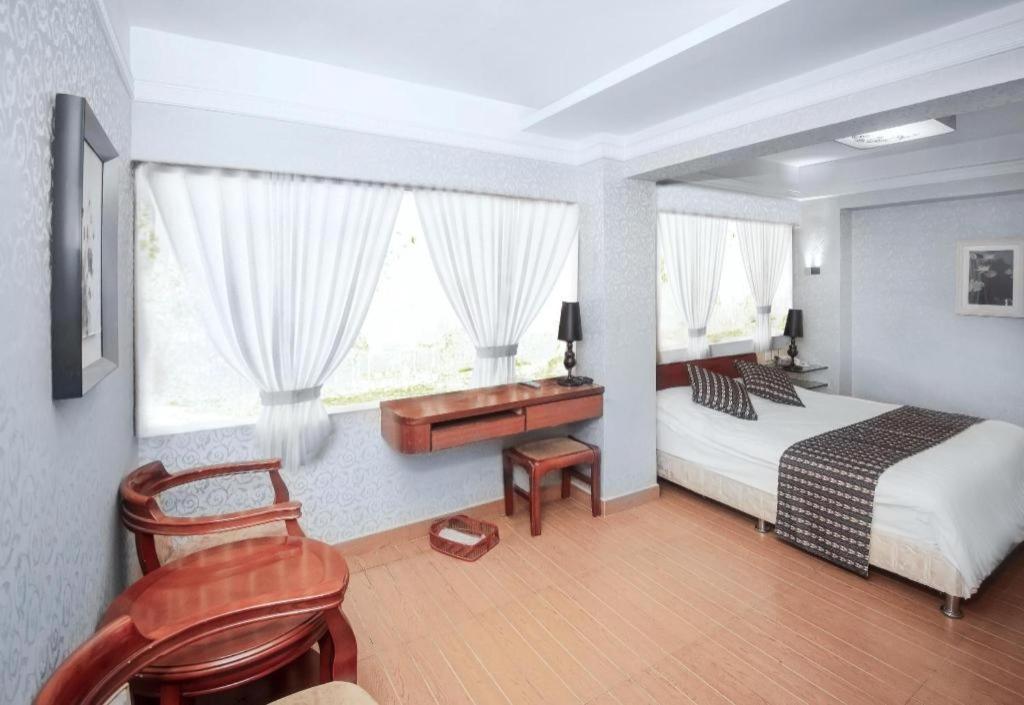 Holiday Hotel 24/37