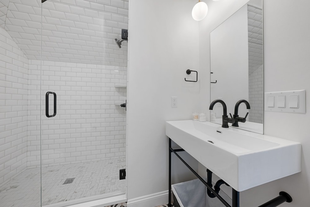 The Washington Boutique Hotel near Cedar Point & Sports Center 43/50