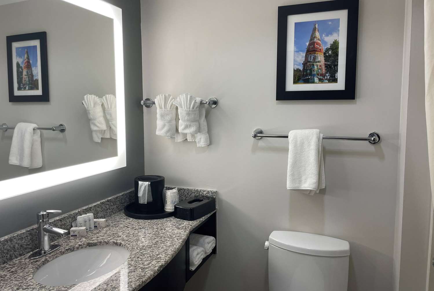 La Quinta Inn & Suites by Wyndham Tulsa Midtown 24/27
