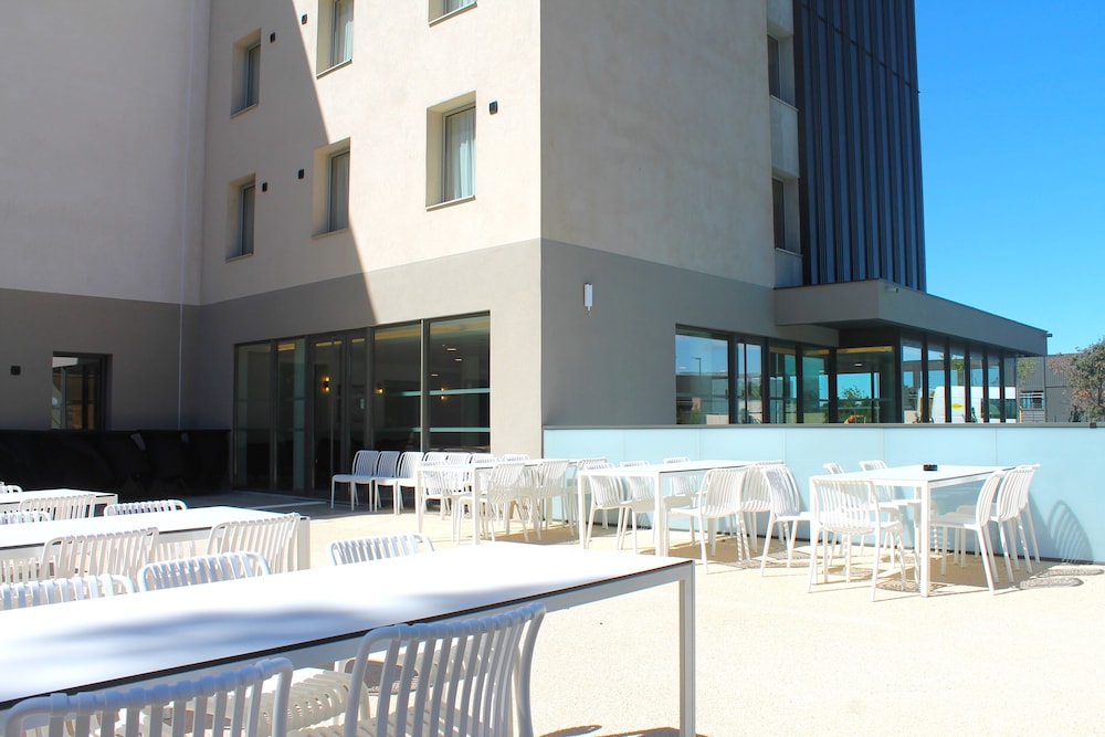 Adonis le Castellet in SIGNES - FR