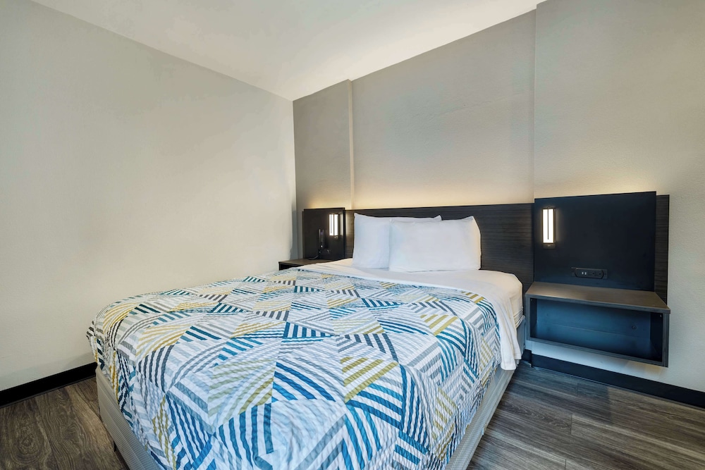 SUPERIOR, QUEEN BED
