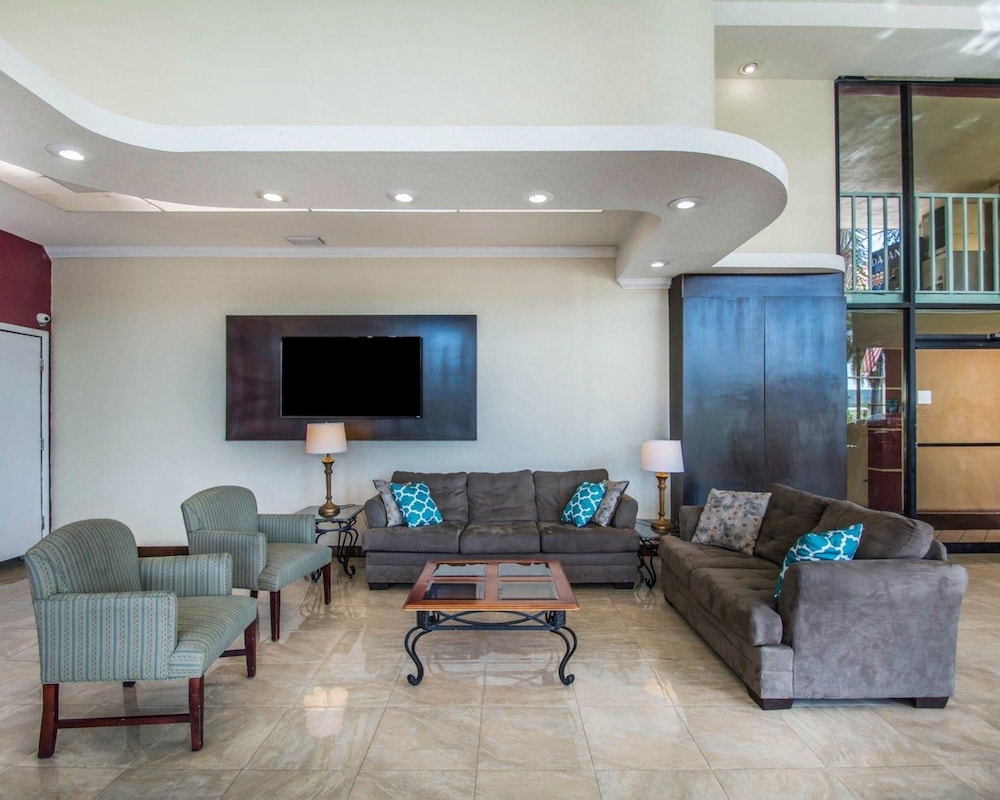 Quality Inn & Suites At Tropicana Field 28/39