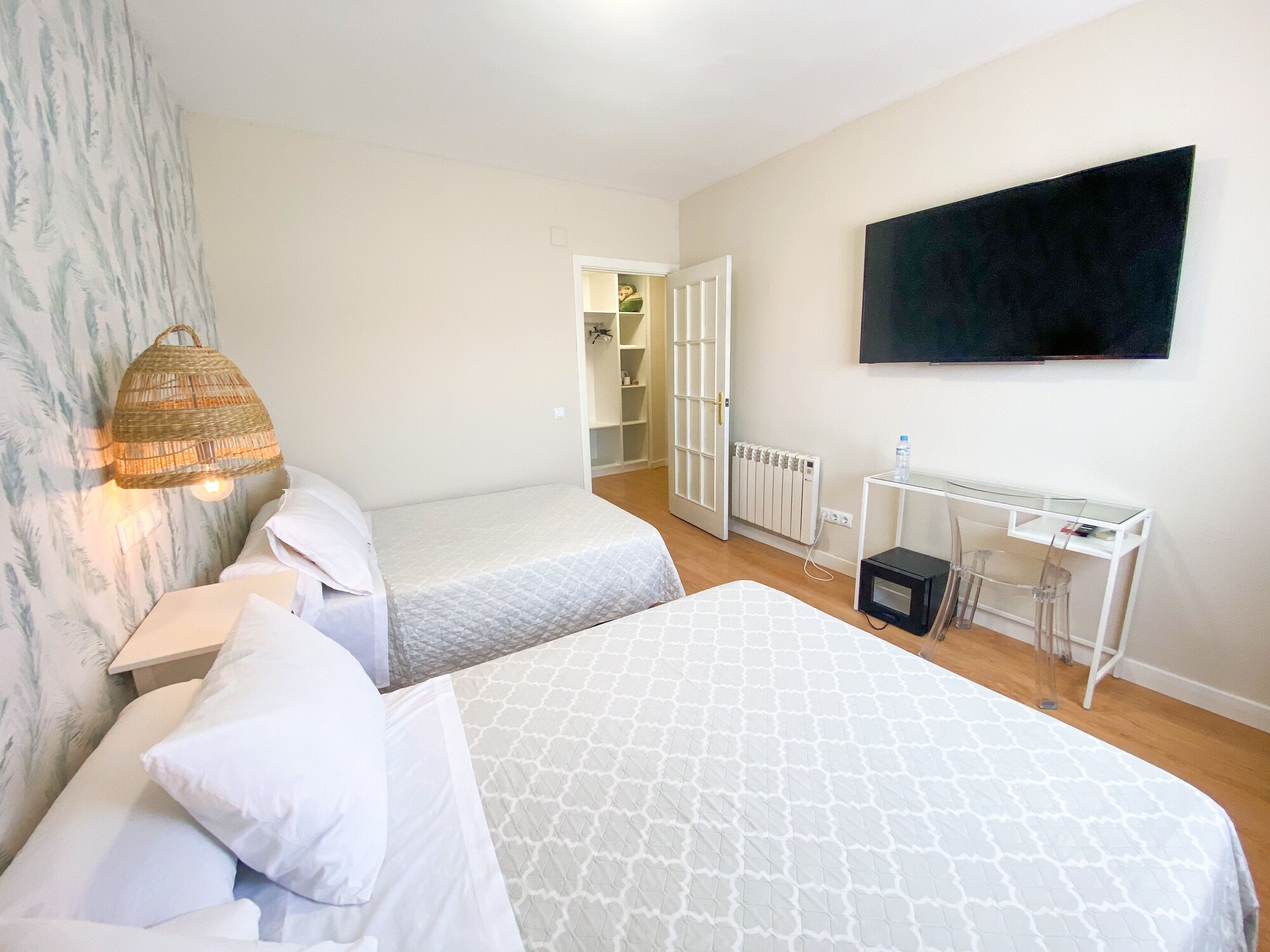 Economy, Quadruple, Single, 2 Double Beds