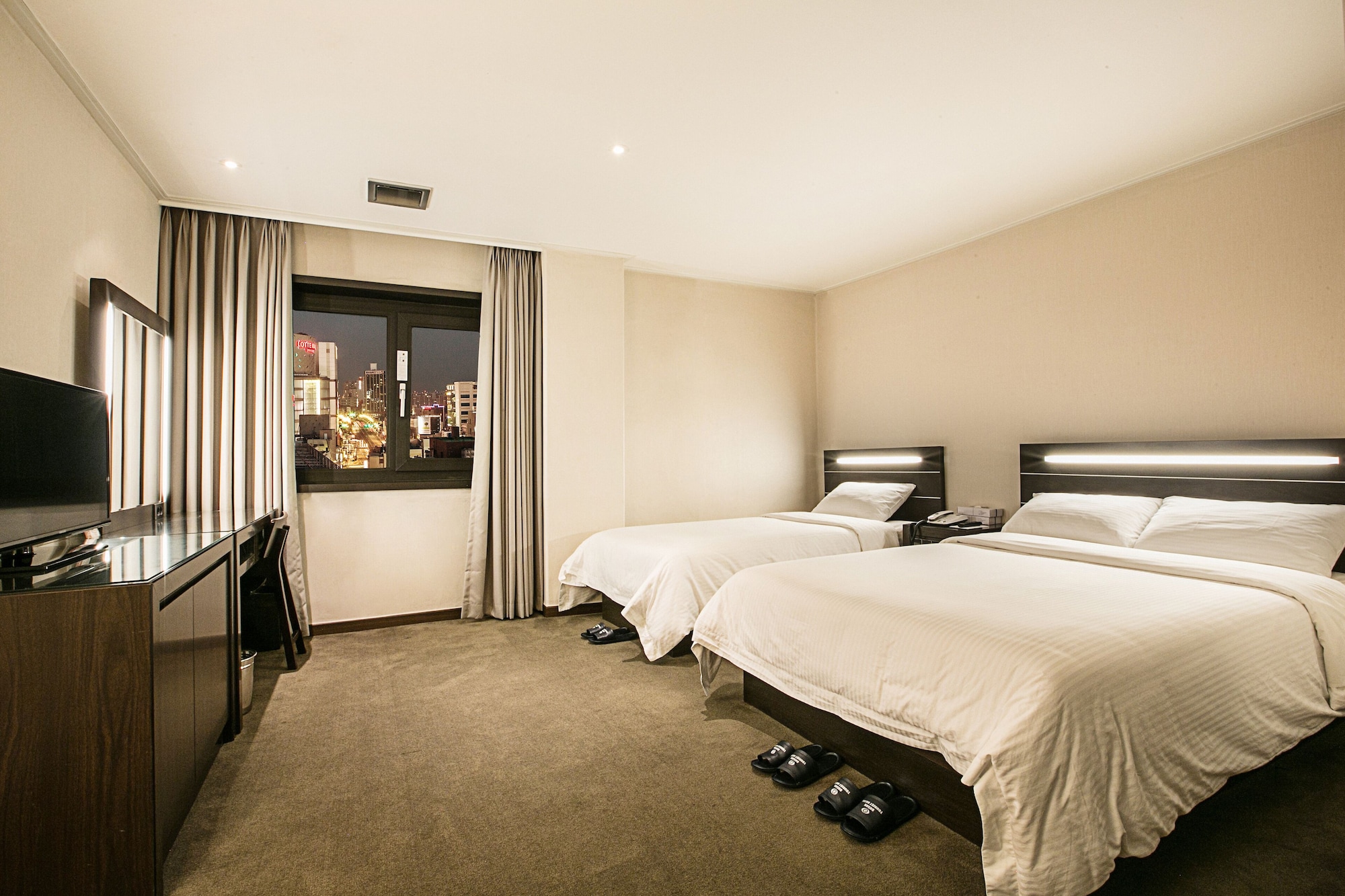 FAMILY, TWIN BEDS