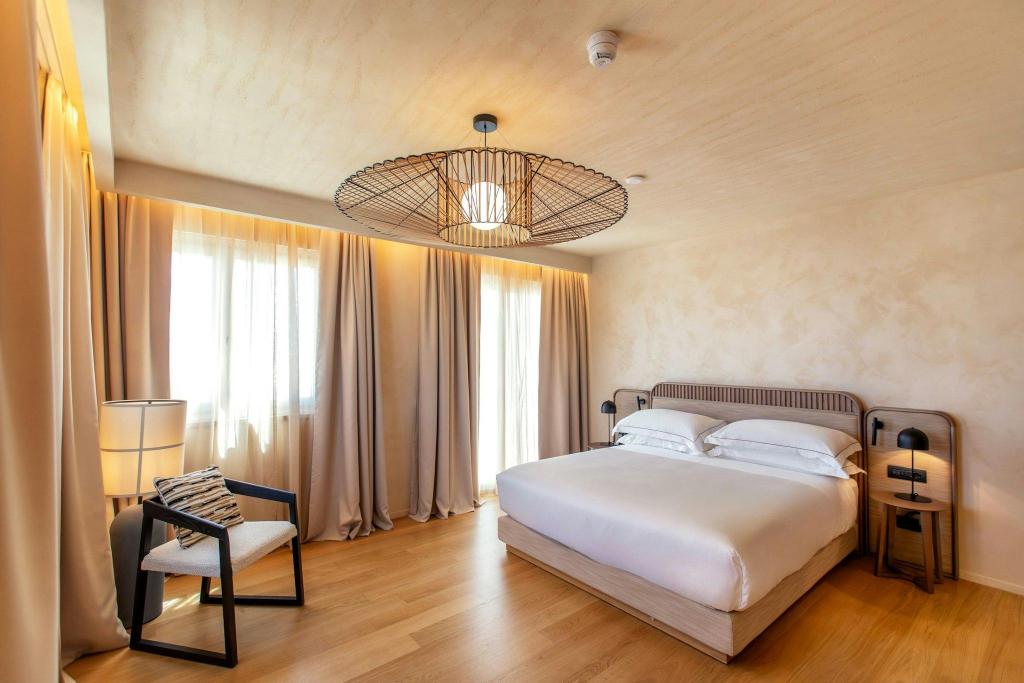 Panoramic, Guest Room, King Bed, Sea View, Sofa, Balcony