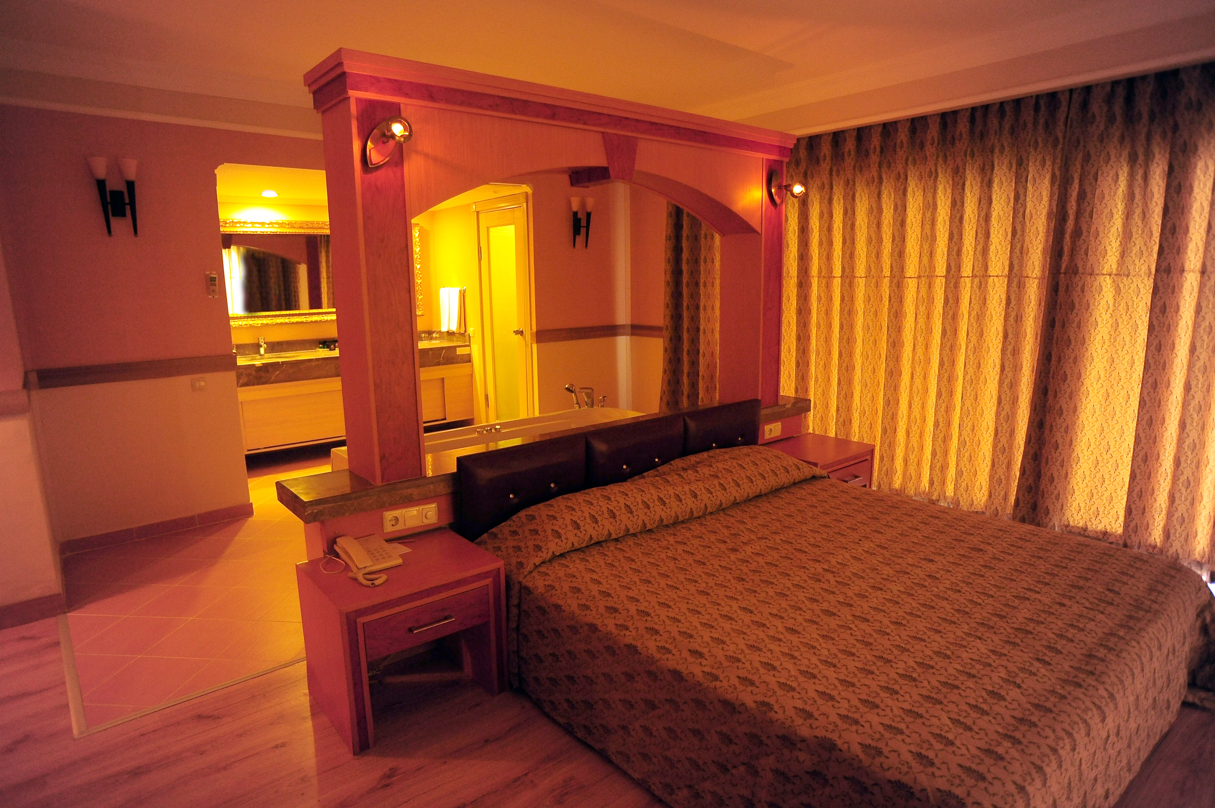 Utopia World Hotel 20/50