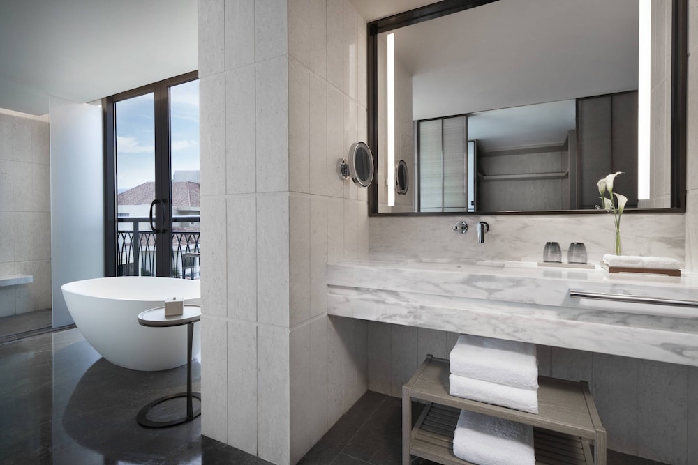 1 Bedroom, Panoramic, Suite, King Bed, Ocean Front، Marriott Yalong Bay 2/2