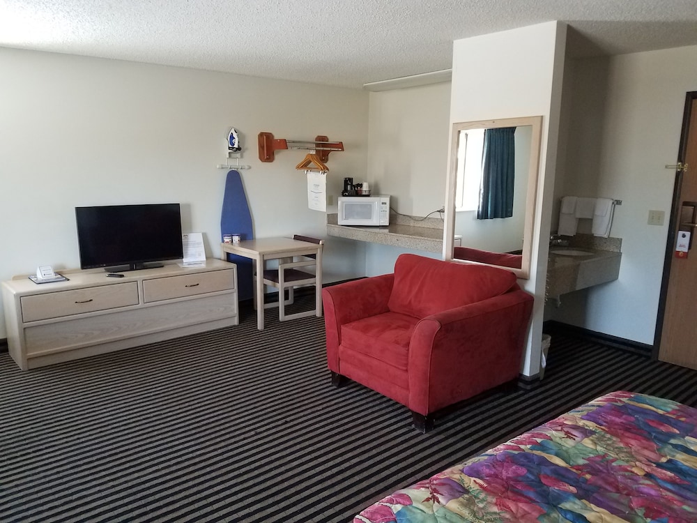 Super 8 by Wyndham Humboldt 38/48