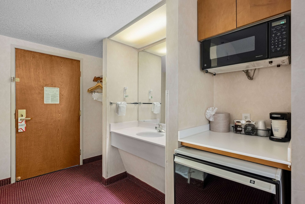 Suite, King Bed, Americinn By Wyndham Denver Airport 6/7