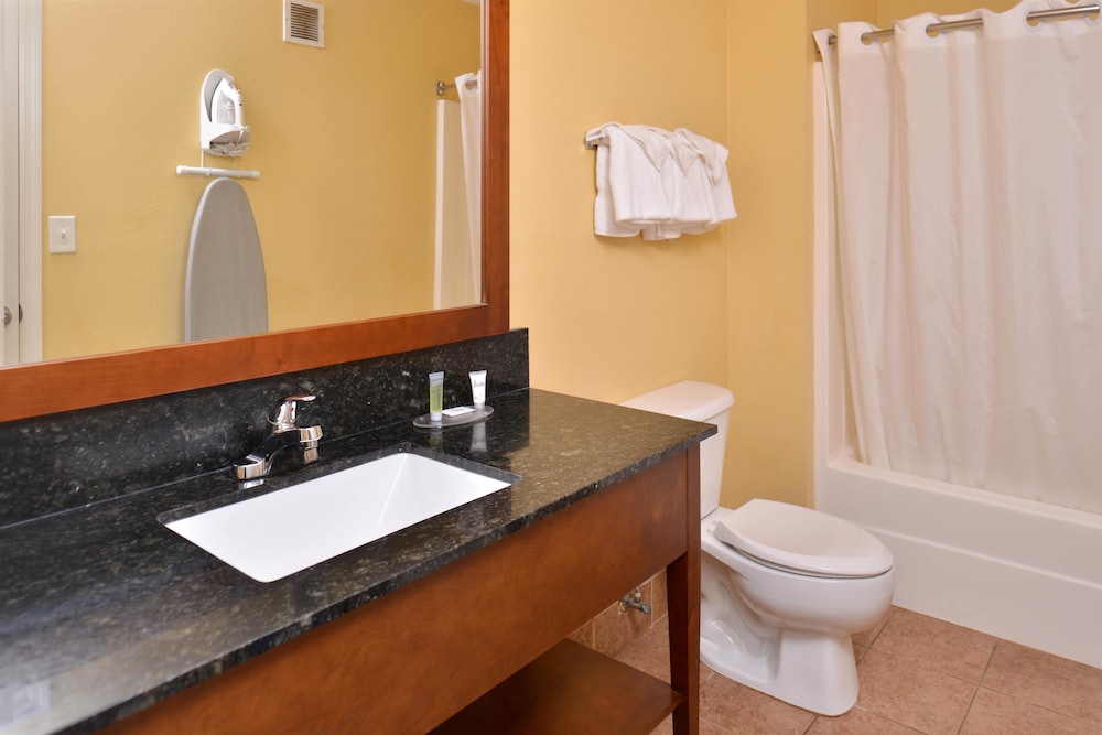 Douglas Inn And Suites 13/41