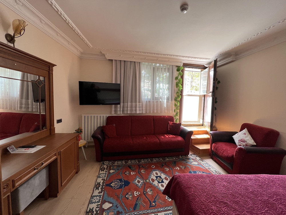 Ada Hotel 44/77