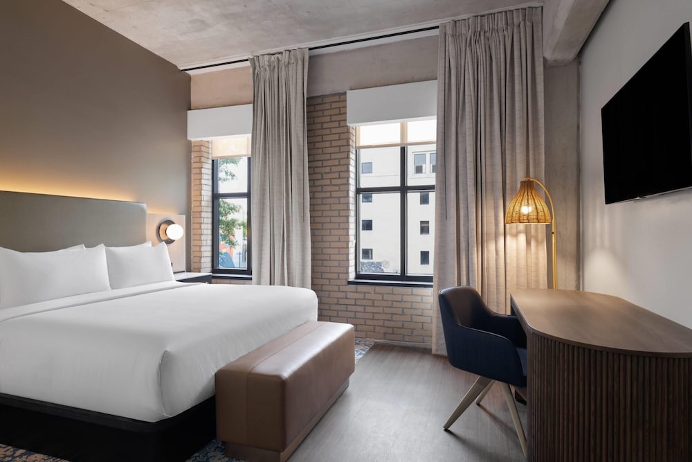 ROOM, KING BED, ACCESSIBLE