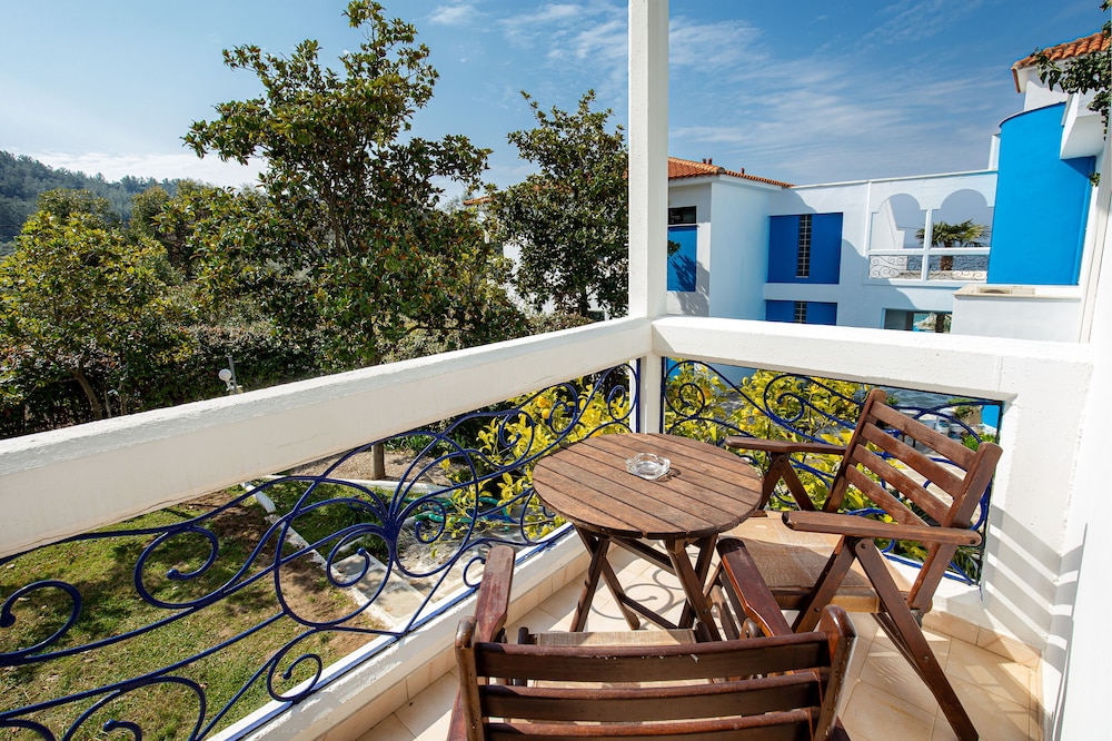 Kamari Beach Hotel 47/65