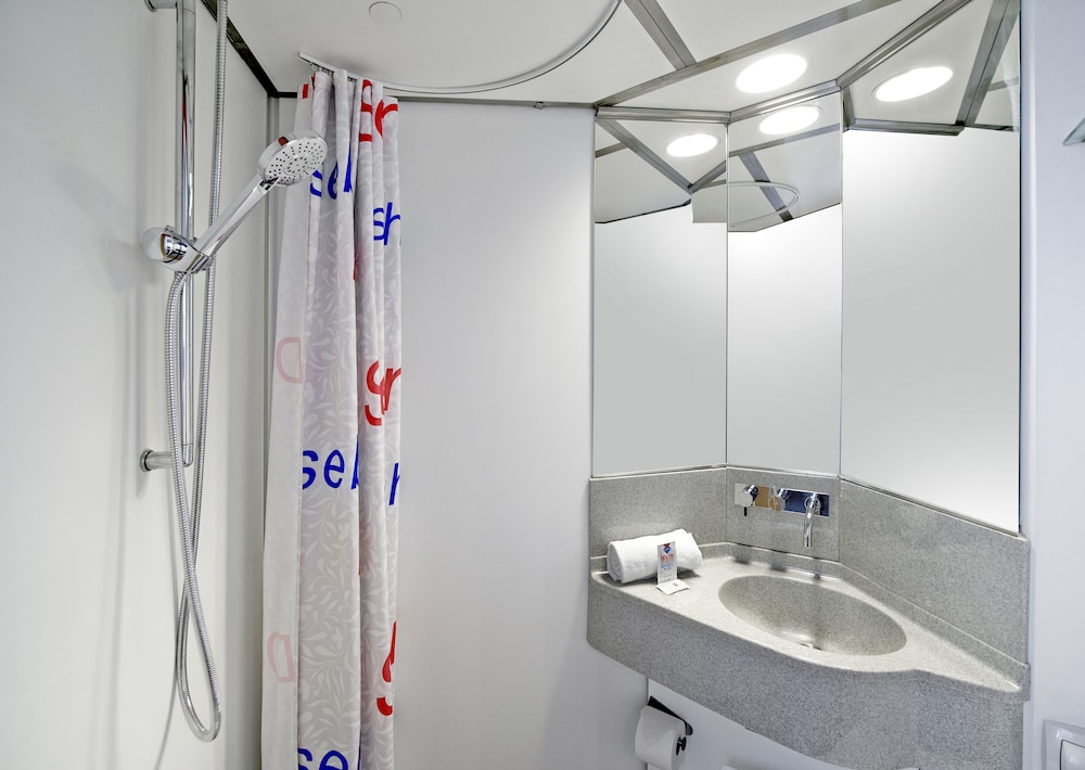 غرفة قياسية ثلاثية بسرير مزدوج وسرير بطابقين، CABINN Metro 5/5