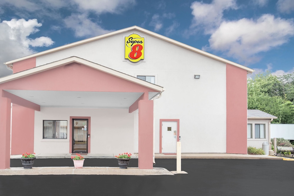 Super 8 by Wyndham East Moline 1/13