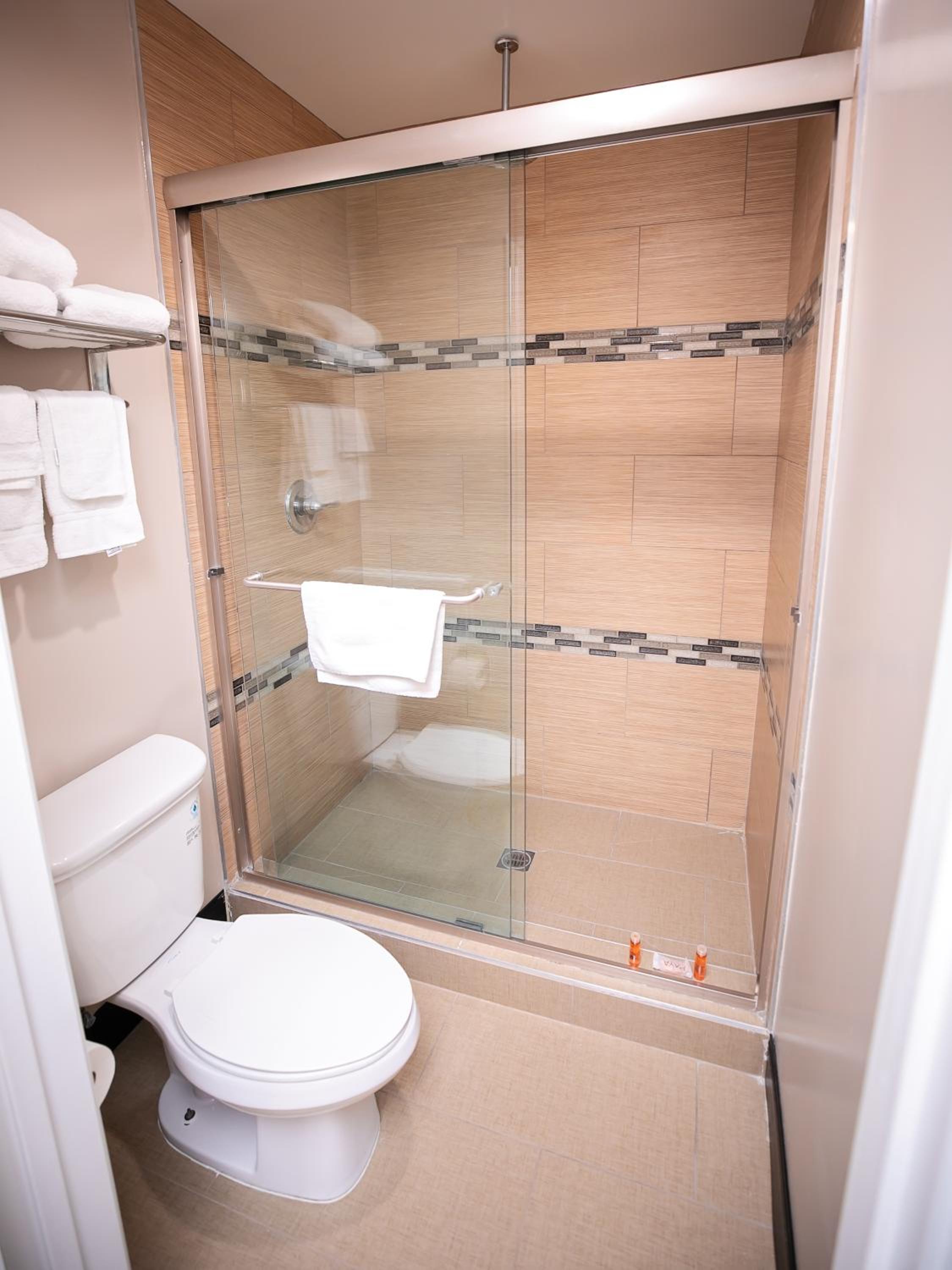 Room, Queen Bed, Diamond Bell Inn And Suites 3/3