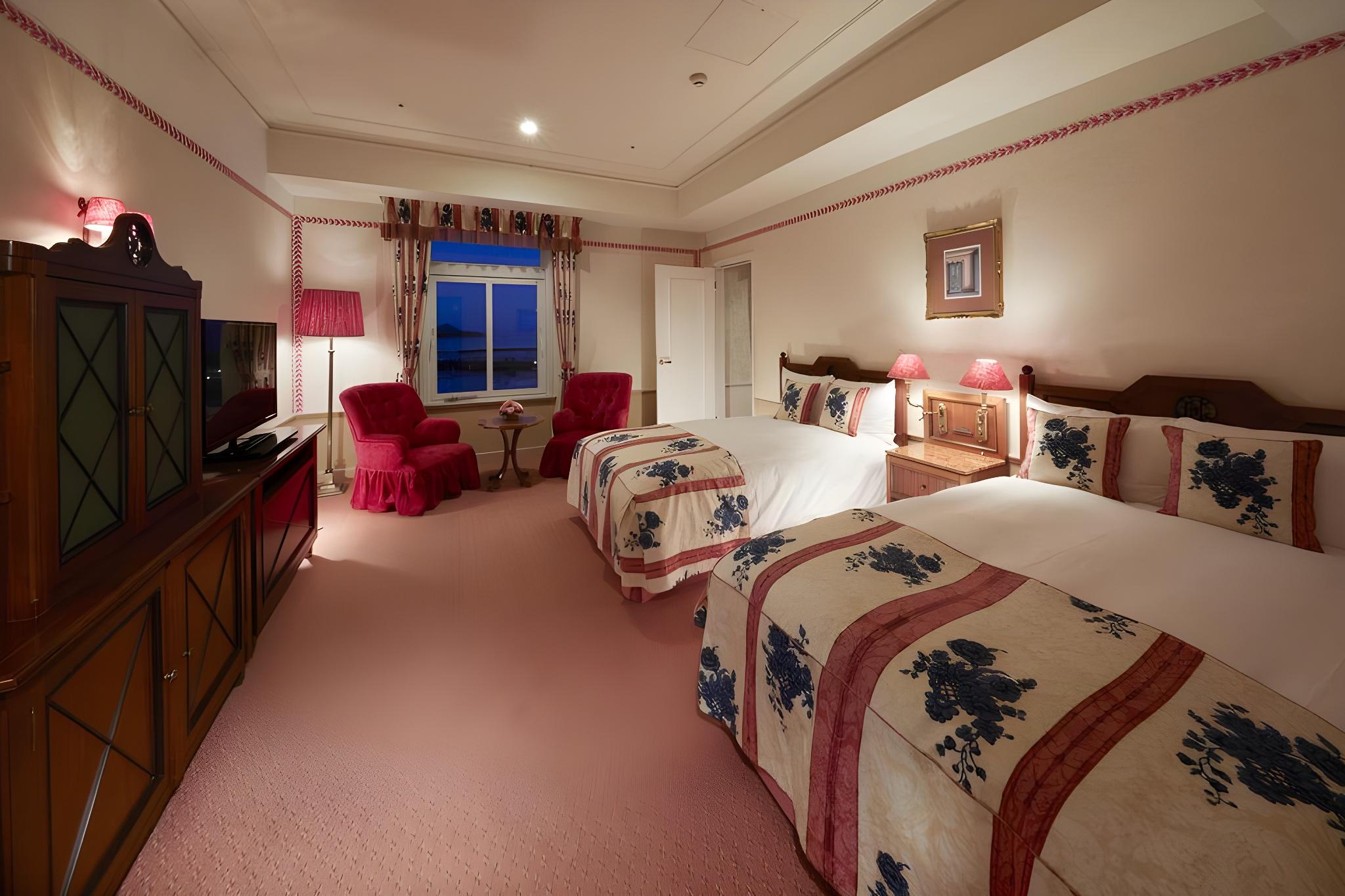 Semi Room, Suite