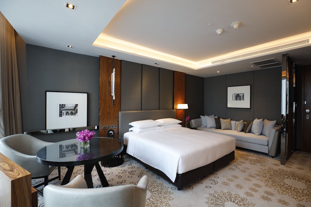 DELUXE, KING BED