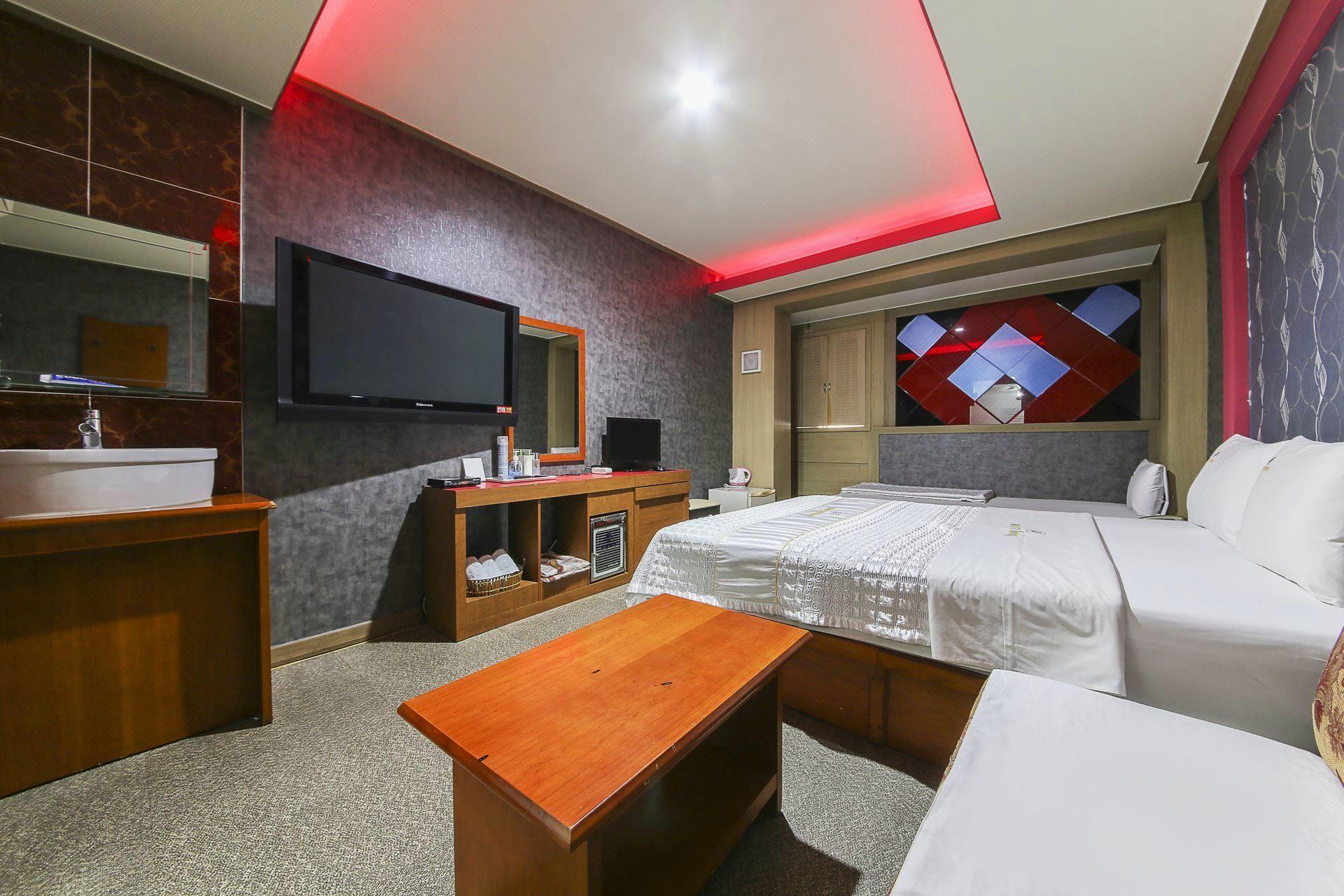Boom Hotel 3/26