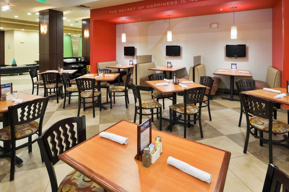 Holiday Inn Hotel And Suites Waco Northwest 42/59